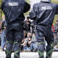 DSC3766  Demonstranten geniessen das sonnige Wetter, Polizisten. | Nazidemonstration in Hamburg Barmbek - Proteste.